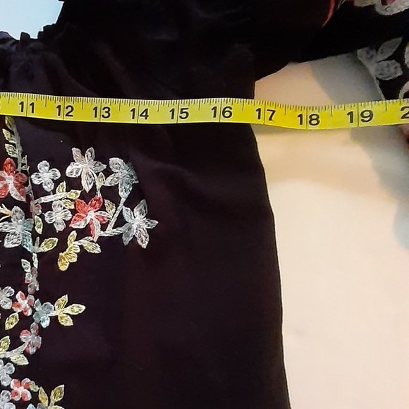 Free People Black Tunic. Beautiful embroidery. Size xs - Picture 5 of 6